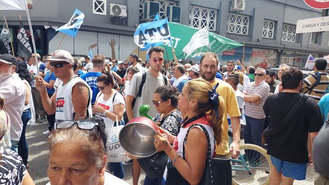 La CGT y CTA realizan una movilización en el centro santafesino en