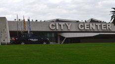 Esta mañana, los móviles de la policía provincial ya tomaron posiciones en torno al City Center. Esta mañana, los móviles de la policía provincial ya tomaron posiciones en torno al City Center.