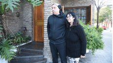 Andrés y su esposa, en en frente de su casa donde dejaron al bebé. Andrés y su esposa, en en frente de su casa donde dejaron al bebé.