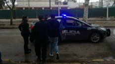 A prisión. Los jóvenes son subidos al móvil policial a la salida de la audiencia imputativa en Casilda. A prisión. Los jóvenes son subidos al móvil policial a la salida de la audiencia imputativa en Casilda.