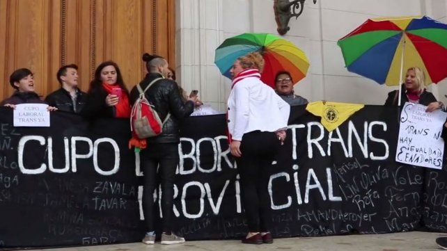 Los militantes del colectivo LGTBIQ acamparon durante tres días en la puerta de la Legislatura. Los militantes del colectivo LGTBIQ acamparon durante tres días en la puerta de la Legislatura.
