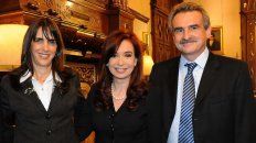 María Eugenia Bielsa y Agustín Rossi, junto a la vicepresidenta Cristina Fernández de Kirchner. María Eugenia será ministra de Hábitat y Rossi volverá a estar en la cartera de Defensa. María Eugenia Bielsa y Agustín Rossi, junto a la vicepresidenta Cristina Fernández de Kirchner. María Eugenia será ministra de Hábitat y Rossi volverá a estar en la cartera de Defensa.