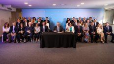 Alberto Fernández posa junto a su futuro gabinete. Salvo en Economía, no hubo mayores sorpresas. Alberto Fernández posa junto a su futuro gabinete. Salvo en Economía, no hubo mayores sorpresas.