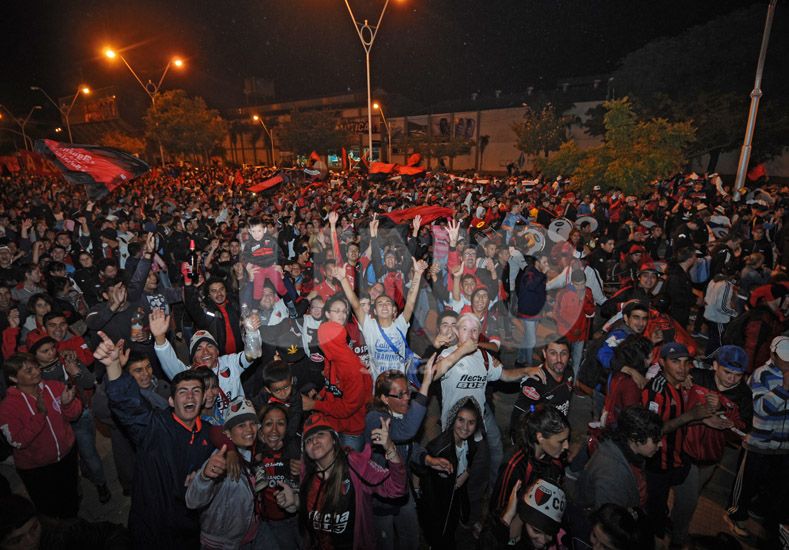 Los hinchas de Col&oacute;n se preparan para celebrar su 115&ordm; aniversario en cuarentena. Archivo: Uno Santa Fe