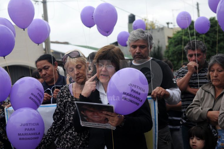 Graciela, la madre de Marianela Brondino en una de las marcha en reclamo de justicia 