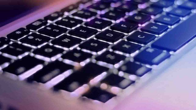 Expertos en salud recomiendan el lavado de manos luego del sexo virtual y la limpieza de computadoras, monitores y teclados.