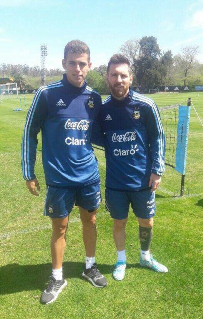 Andereggen se dio el lujo de sacarse una foto con Messi cuando coincidieron en un trabajo de la Selecci&oacute;n.