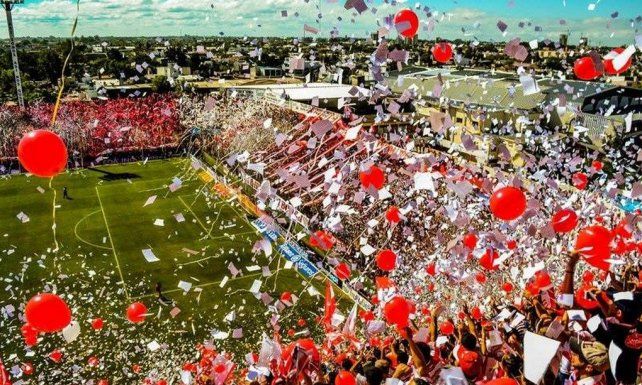 La nueva Liga Profesional record&oacute; en las redes sociales un recibimiento de la hinchada de Uni&oacute;n en el cl&aacute;sico de 2015 en el 15 de Abril.