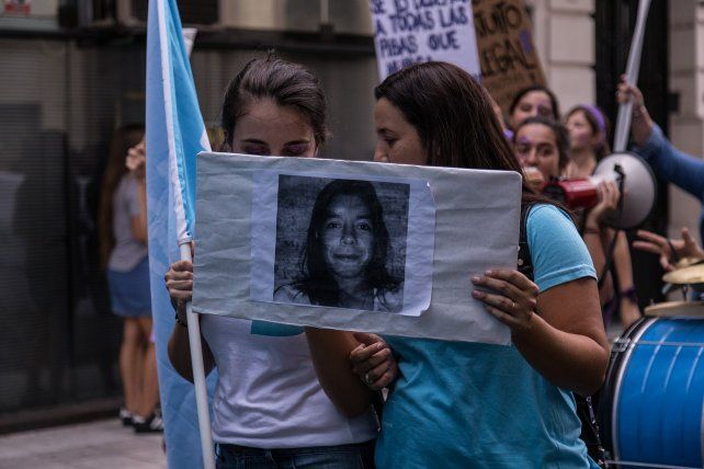 Imagen ilustrativa. Mujeres sostienen una foto de Rosalía Jara, desparecida en julio de 2017, otro caso que empaña a la justicia del norte santafesino