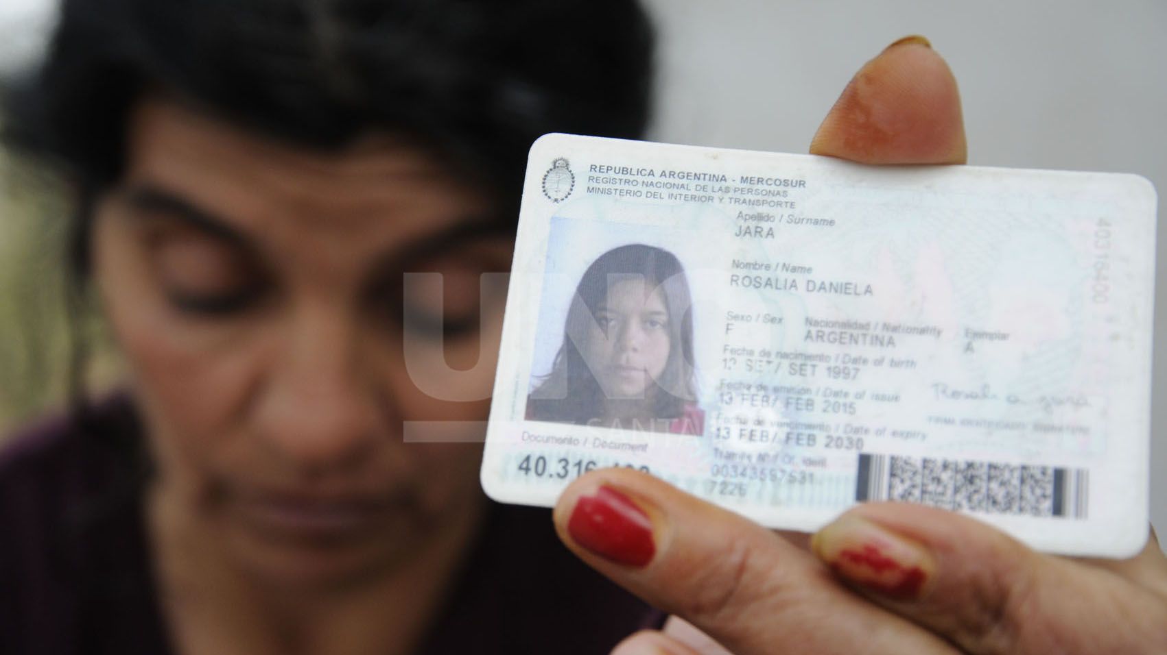 La mamá de Rosalía Jara, Liliana, sostenía el documento de su hija durante la búsqueda. Participará del juicio oral como querellante.