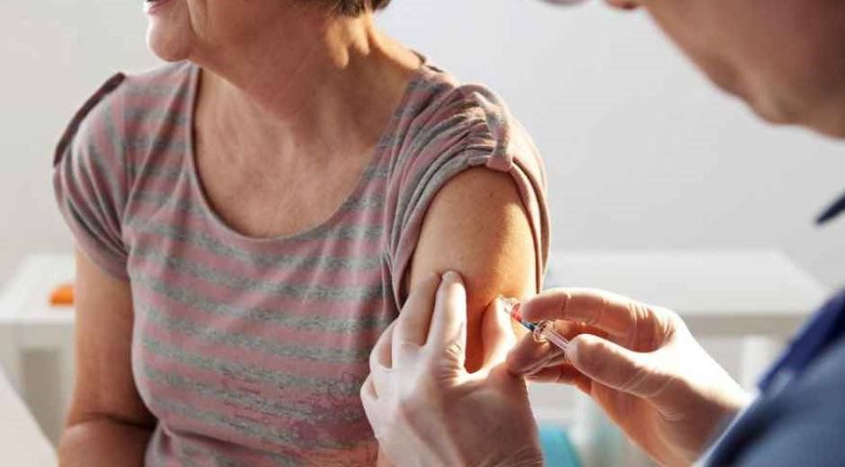 Vacunación antigripal. El gobierno adelantó la campaña y piensa cómo implementarla en plena cuarentena.