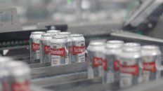 Elaboración. En la cervecería se envasan 60 mil latas por hora. Elaboración. En la cervecería se envasan 60 mil latas por hora.