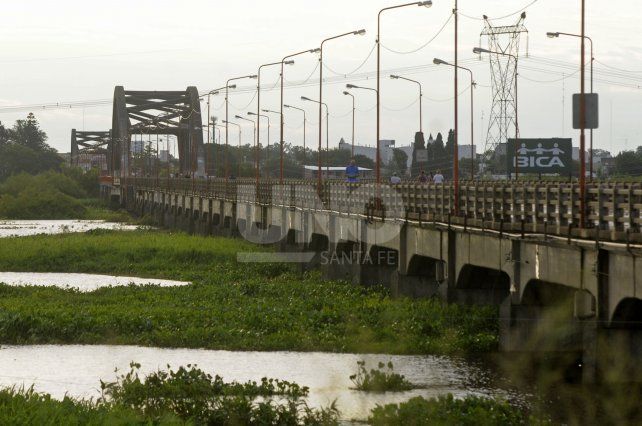 Carretero. El puente, soportando una de las tantas crecidas del Salado.