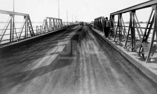<div>Puente de hierro y camino (ca. 1930) Entre Santo Tomé y Santa Fe.</div>