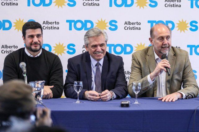 Alberto Fernández junto a Omar Perotti y Marcos Cleri. 