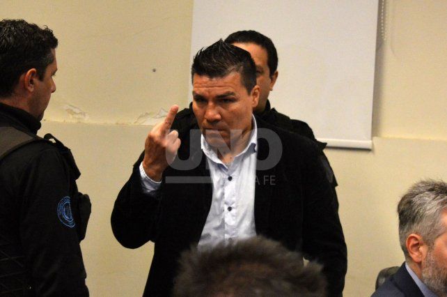 El acusado hizo gestos amenazantes a la prensa al comienzo del juicio.