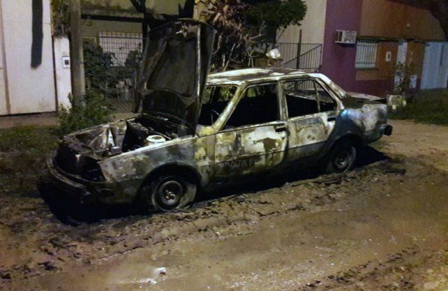 El auto incendiado en barrio Los Hornos.