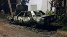 El auto incendiado en barrio Los Hornos. El auto incendiado en barrio Los Hornos.