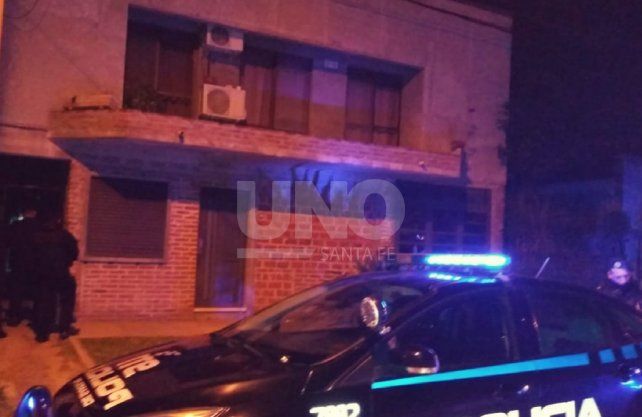 Los policías trabajaron en la escena del triple crimen.