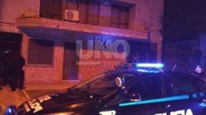 Los policías trabajaron en la escena del triple crimen. Los policías trabajaron en la escena del triple crimen.