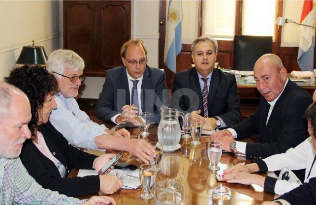 Los ministros Gonzalo Saglione y Pablo Farías, junto a los referentes gremiales de ATE y UPCN, en abril de este año.