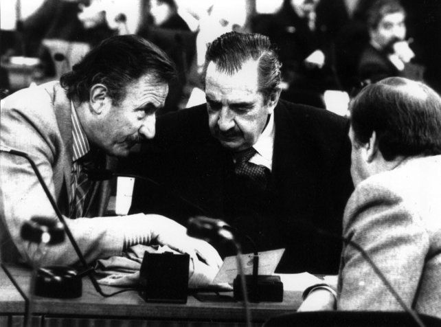 <div>El ex presidente Raúl Alfonsín, en plena tarea durante la Convención Constituyente.  Colección MAH-UNL</div><div><br></div>