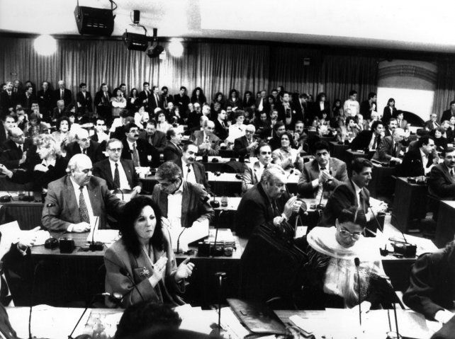 305 convencionales constituyentes debatieron en 1994 para introducir reformas a la carta magna. Colección MAH-<a href=