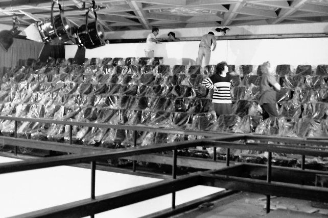 Sobre la platea y las dos graderías laterales se instaló una estructura en sentido este a oeste que oficiaba de palco para el trabajo de periodistas y público. PH: Hugo Pascucci.<br>