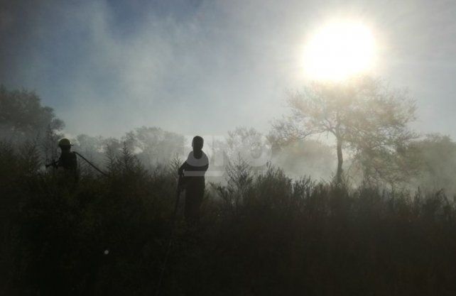 <div>Marcelo Barca, en sus trabajos como bombero voluntario en incendios en Córdoba.</div>