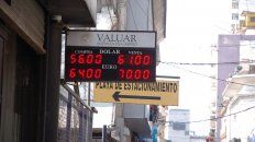 el dolar trepa a 61 pesos en el microcentro santafesino el dolar trepa a 61 pesos en el microcentro santafesino