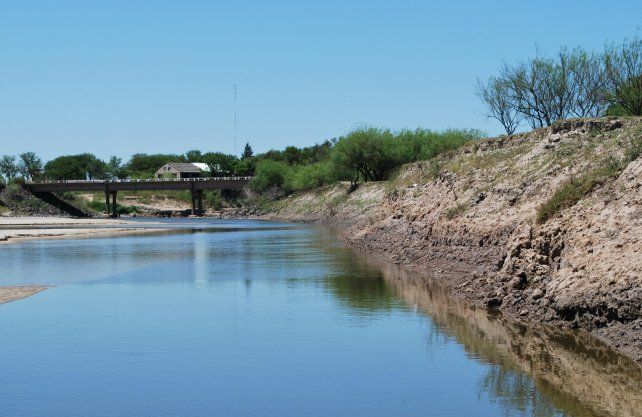 Laminas de divulgación y foto del área del hallazgo en el Rio Salado