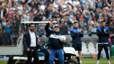 con lagrimas, maradona fue presentado en el lobo con lagrimas, maradona fue presentado en el lobo