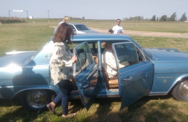 El gobernador Lifschitz dio un paseo en el Rambler Ambassador