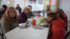 A partir de las 11 comienzan a llegar las personas para alimentarse. A partir de las 11 comienzan a llegar las personas para alimentarse.