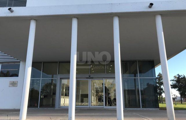 La puerta de ingreso del nuevo hospital Iturraspe, ubicado en el norte de la ciudad.