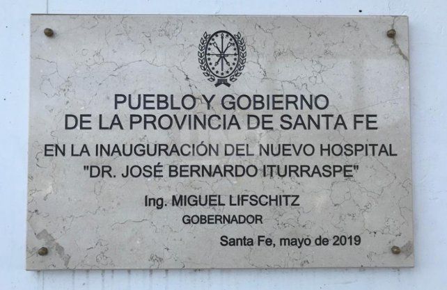 La placa, instalada en el ingreso del nuevo hospital.