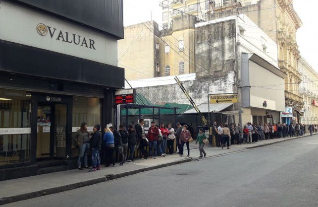 Tucum&aacute;n y San Mart&iacute;n. Los santafesinos se armaron de paciencia para comprar d&oacute;lares y se sumaron a las largas colas. 