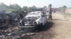 incendiaron un auto igual al que usaron para cometer un asalto incendiaron un auto igual al que usaron para cometer un asalto
