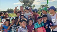el chino maidana regalo billetes de 100 pesos a varios chicos en vera el chino maidana regalo billetes de 100 pesos a varios chicos en vera