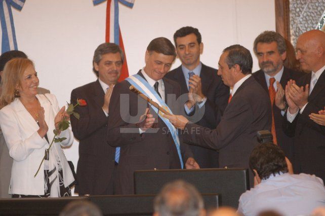 Jorge Obeid hace entrega de los atributos a Hermes Binner