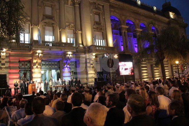 Para la asunción de Bonfatti se montó un escenario en la explanada de Casa de Gobierno