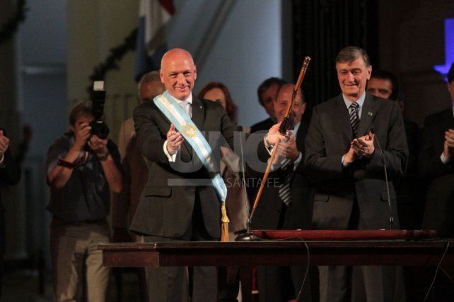 Bonfatti recibiendo los atributos de Hermes Binner