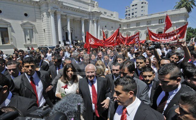 Lifschitz caminando hasta casa de gobierno. Lo acompaña la militancia socialista