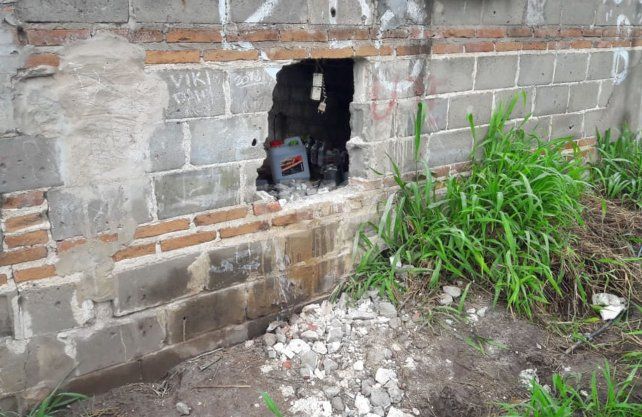 Después de hacer un boquete se llevaron un vehículo y varias cosas del lugar. 