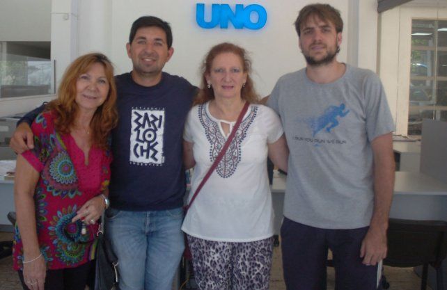 Pablo Speziale (kinesiólogo y activista en LIB), Néstor Sotelo (enfermero), Rut Menaker (fisioterapeuta e integrante de la comisión de salud del PJ) y Cintia Visglio (comisión de salud del PJ) formaron parte del Programa de Salud Comunitario y elaboraron un informe sobre el estado de la salud de casi 600 chicos y chicasque juegan al fútbol en la Liga Infantil de los Barrios.