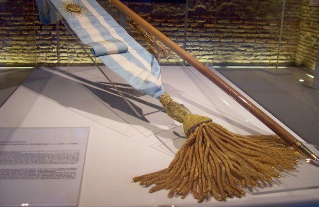 Banda y bastón presidencial utilizada por Raúl Alfonsín. 