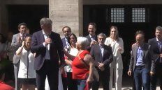 El momento en que la mujer lo agarra del brazo a Emilio Jatón. El momento en que la mujer lo agarra del brazo a Emilio Jatón.