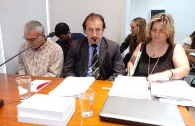 El cura Néstor Fabián Monzón junto a su abogado Ricardo Degoumois.