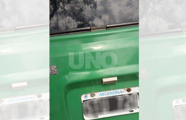 Los vehículos de activistas feministas, familiares y amigos de las víctimas sufrieron daños. A este auto le rayaron una cruz. Además sufrieron amenazas.