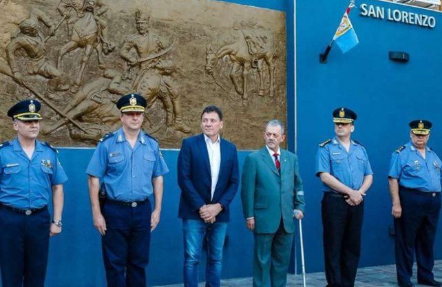 En la presentaci&oacute;n de las nuevas autoridades policiales del departamento San Lorenzo, no estuvo el senador, Armando Traferri. S&iacute; fue el intendente de la ciudad hom&oacute;nima, Leonardo Raimundo, quien estuvo junto al jefe de polic&iacute;a de la provincia, V&iacute;ctor Sarnaglia.